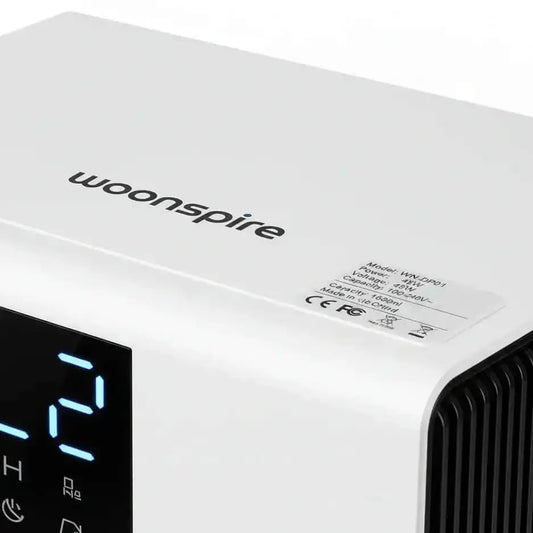 Close-up van de Woonspire AirPro luchtontvochtiger met merklogo en technische specificaties - 48W vermogen en CE-gecertificeerd